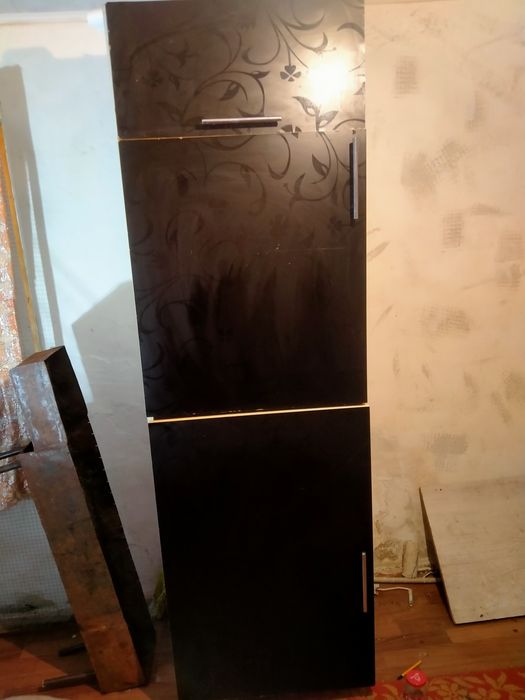 Продам срочно стол и шкафчик