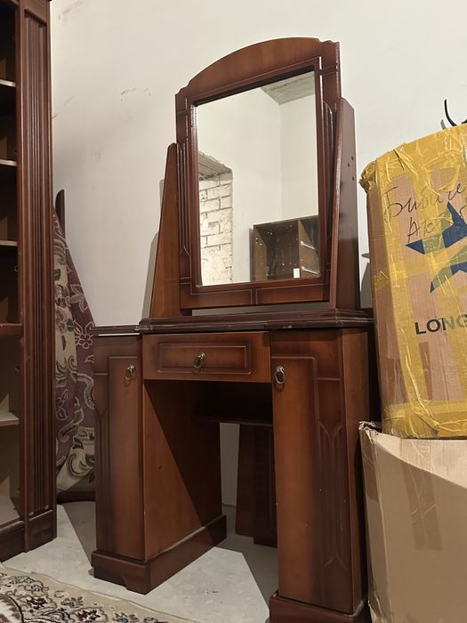 Тумба деревянная с зеркалом