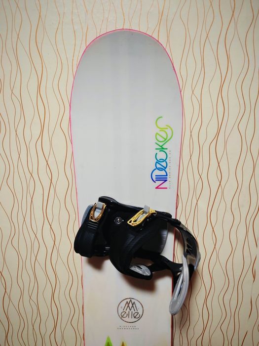 Snowboard Nidecker Elle 147cm + Legaturi Truck S-M Noi