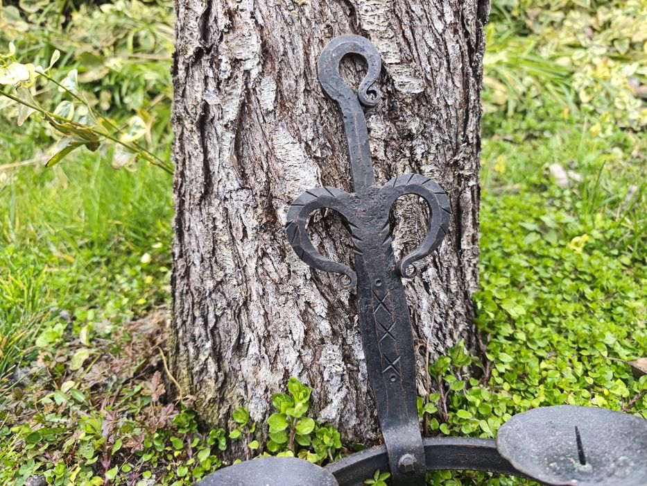 Ръчно кован меден свещник