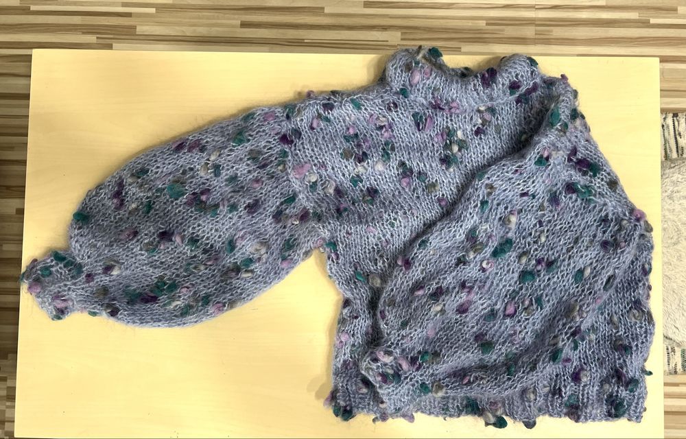 Детски ръчно плетен пуловер с ръкави тип балон