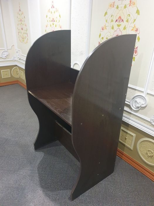 Компьютерные столы со стульями мониторы 22 и 18