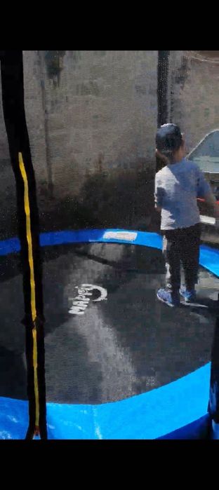 Детски батут в отлично състояние / подарък голям надуваем басейн