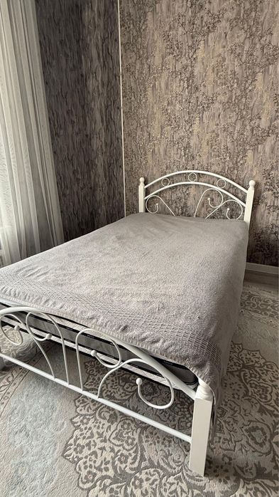 Продам подростковую кровать с матрасом