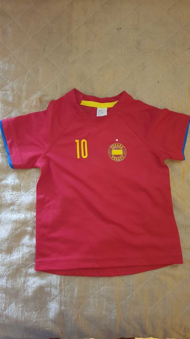 Продавам 2 детски блузи на Португалия и Испания за момчета