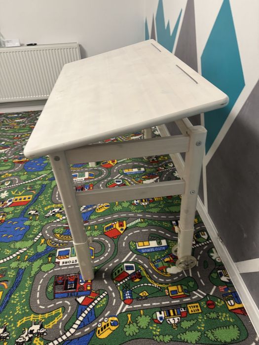 Birou reglabil alb cu roti