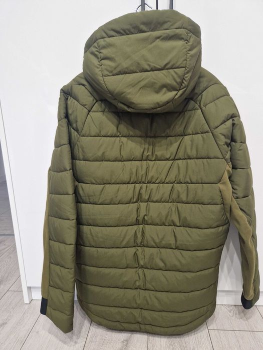 Мъжко яке Nike зелено М размер , но по скоро отговаря на L размер .