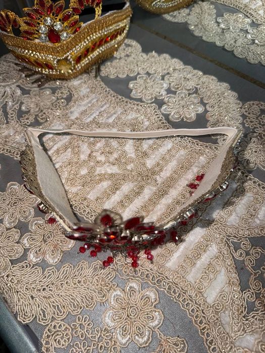 Tilla qoshlar sotiladi