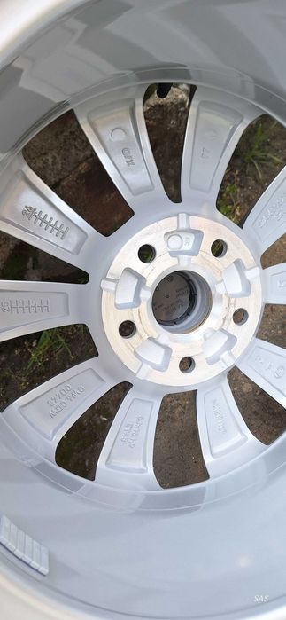 Комплект оригинални джанти и гуми 16" чисто нови