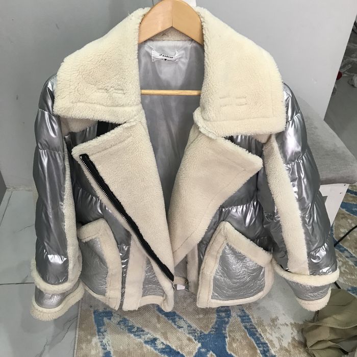 Куртки пуховики тренчи