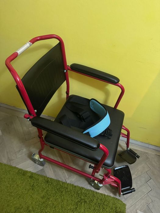 Carucior wc cu rotile pentru camera