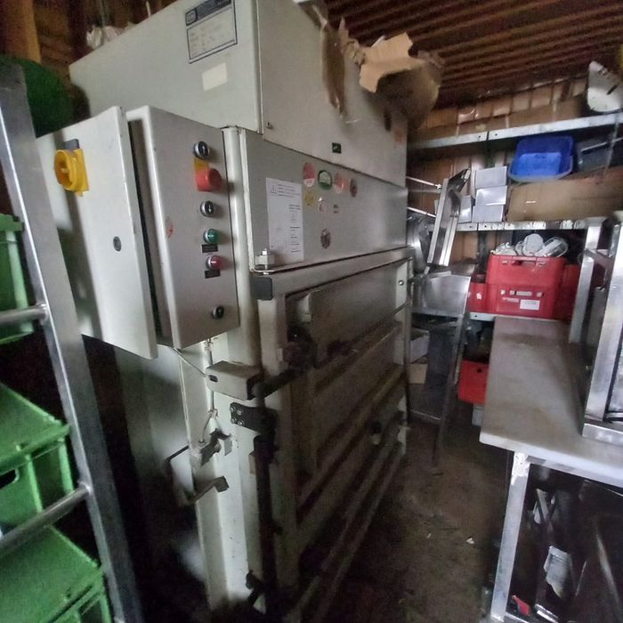 Vand presa de balotat cartoane/plastic,HSM 155 VL