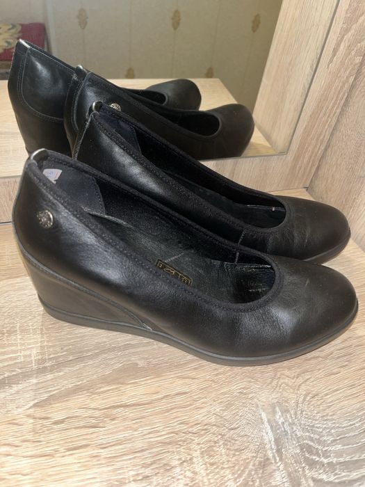 Продаем качественные четыре пары обуви б/у