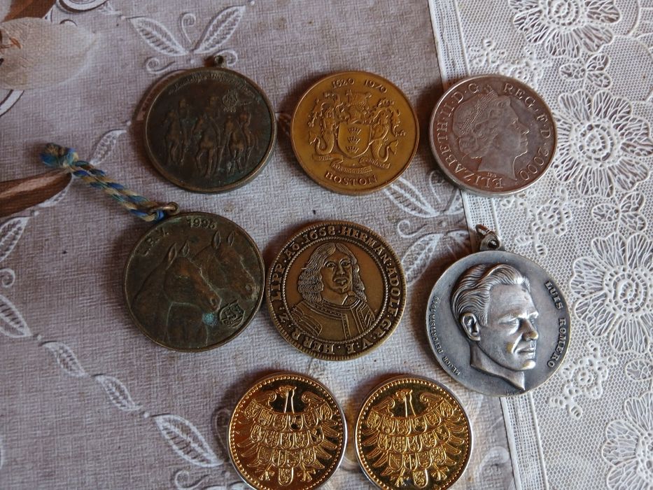 Nasturi metalici aurii vechi