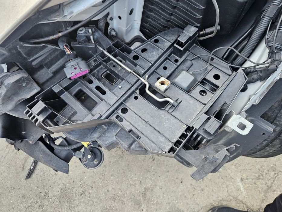 Ляв държач за Фар за Porshe Caiene 2009god