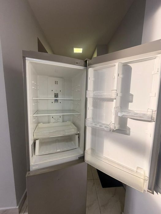 В отличном состоянии холодильник LG серый