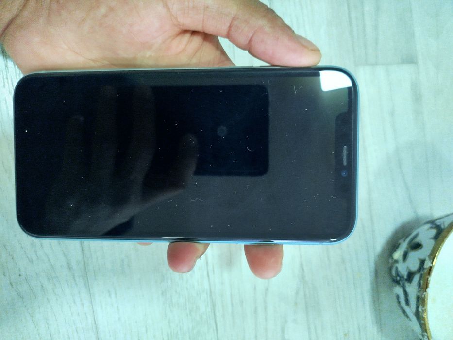 Iphone 11 garantiya 64 gb bir qol
