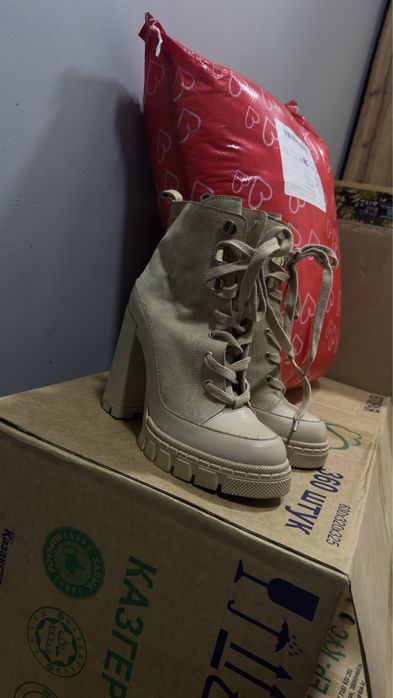 Ботинки бежевые на каблуке