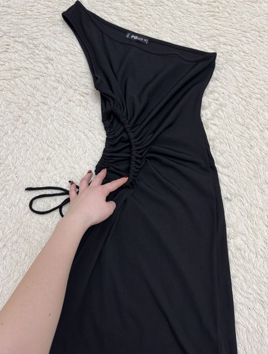 Платье черного цвета размера м