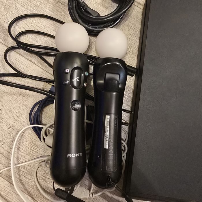 Sony PS4 1TB. С 2 бр. dual shock контролера и 2 бр.  motion контролера