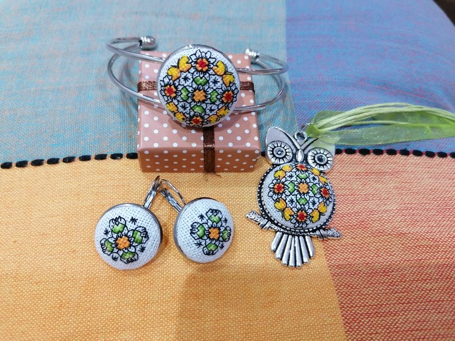 Ръчно бродирани колие, гривна , обеци и ключодържател " Бухал"