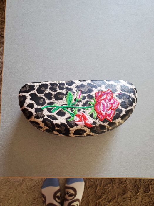 Продавам стилен калъф за слънчеви очила