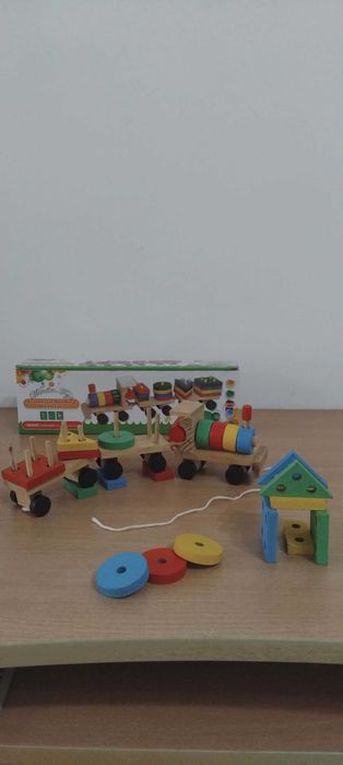 Дървено влакче с геометрични фигури