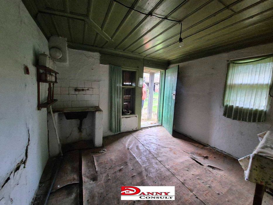 Двуетажна къща с двор и кладенец в с. Драгижево