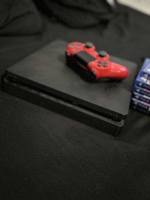 Vand PS4 slim + jocuri si 2 manete