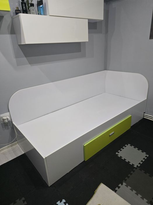 Pat de o persoană, plus dulap, stare foarte bună