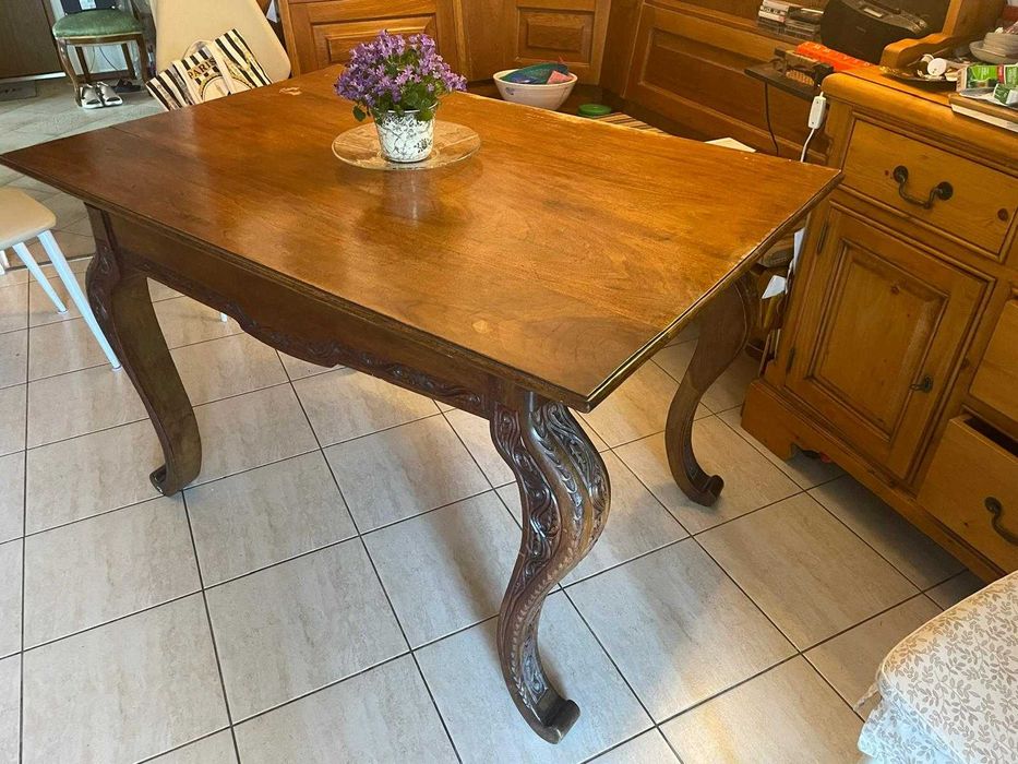 Mobilier vechi: masă de sufragerie și colțar de bucătărie