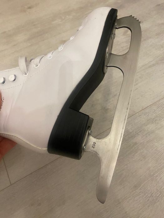 Коньки фигурные бу 33 рр на девочку 8лет