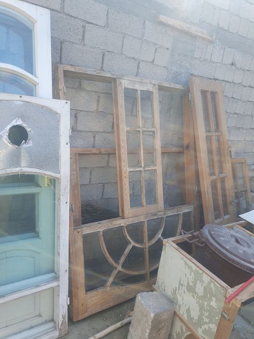 Tezlik bilan sotiladi Deraza, eshik karobkasi bilan, yarim zil o'tin.