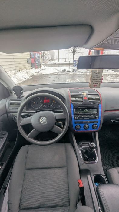 Vând Volkswagen Golf  5  Benzină – 2004 – 1700€ negociabil