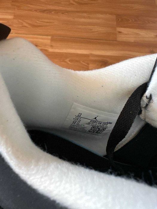 Sneakers Jordan4 cu eticheta (nu Nike, Gucci, Adidas, Balenciaga)