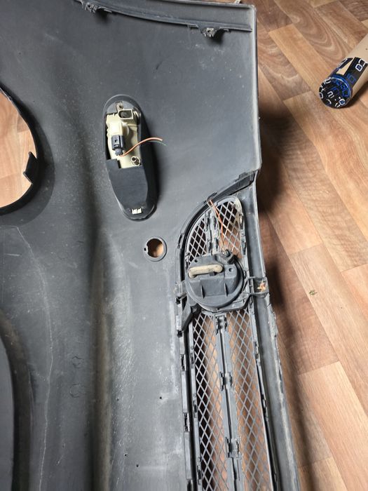 Предна броня VW New Beetle + решетки + 2 халогена (черна)