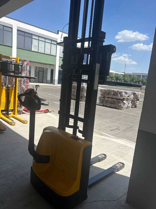 Электрический штабелер MUNULLI FSEM1530 FULL — 1500 кг, 3 метра