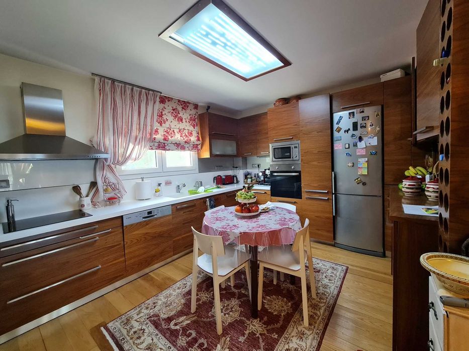 ПРОДАВА се самостоятелна къща 230кв.м в Palio Kavala (код 4184)