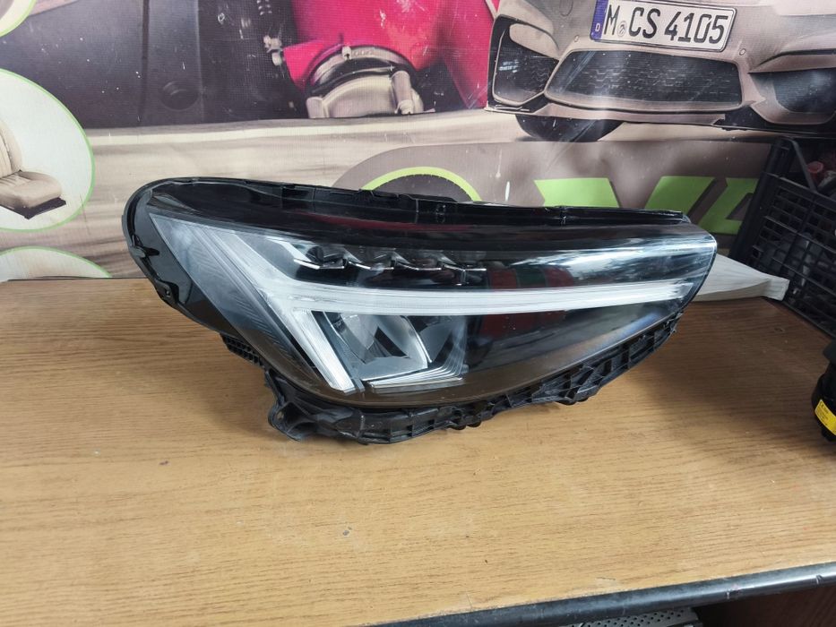 Far Volvo XC 40, C40 model facelift 2023+