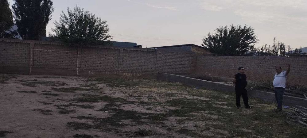 Уч-Кахрамон пост 10 км Гишт-куприк 9.6 соток йер сотилади.