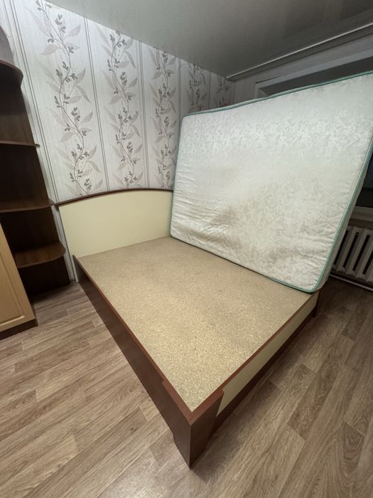 Продам кровать с матрасом