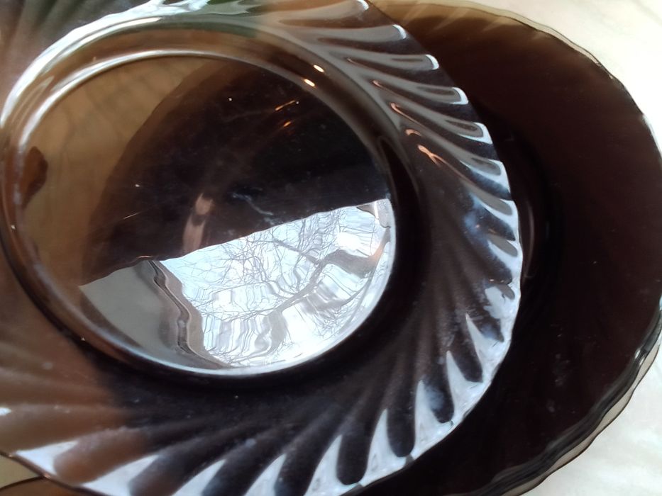 Тарелки тёмно -прозрачные