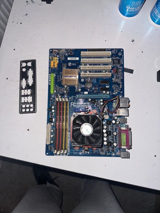 Kit PC Gigabyte GA-M52L-S3 + procesor AMD + 4GB RAM DDR2