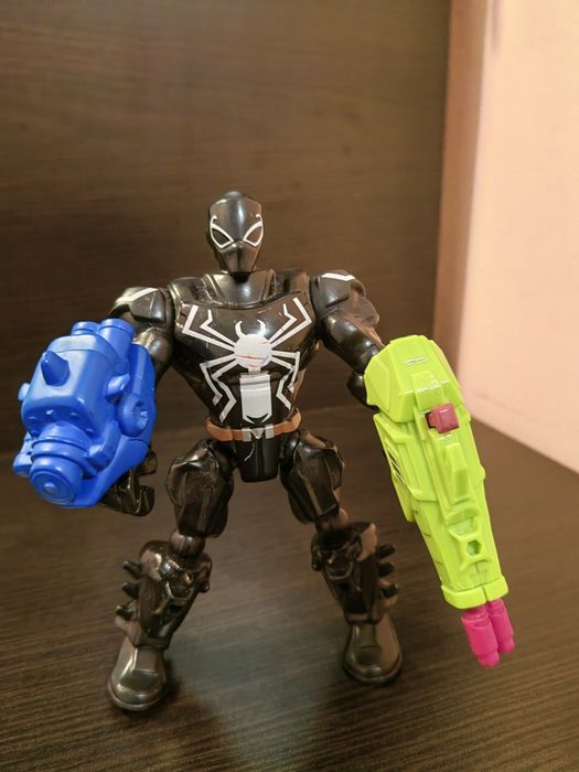 Фигурки Marvel пет броя.