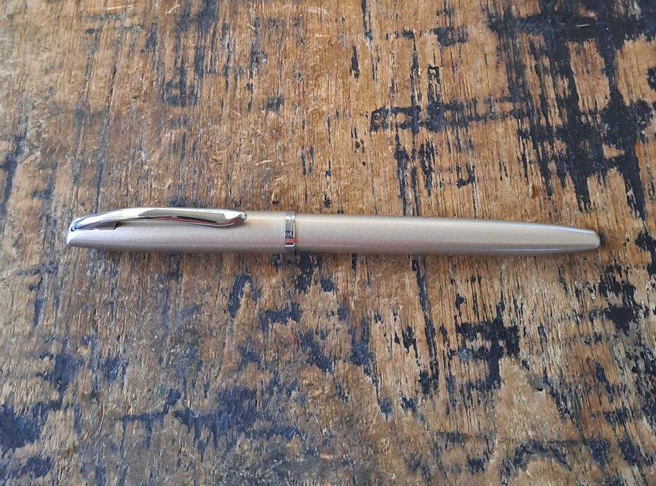 писалка Пеликан Pelikan бежова и сребрист метал в кутия