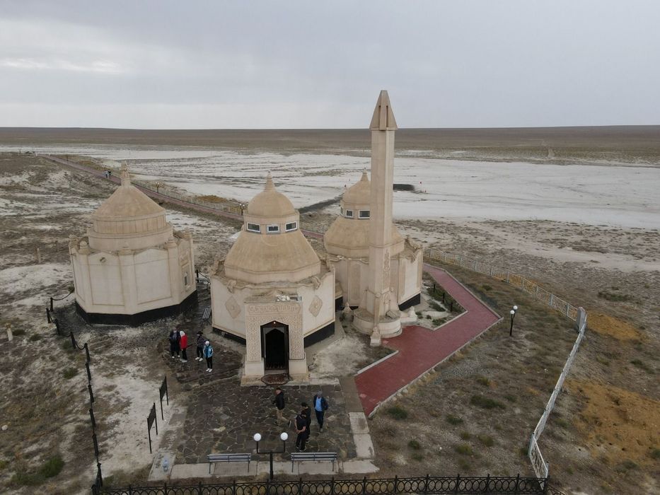Бекет Ата ға апарып келуі.