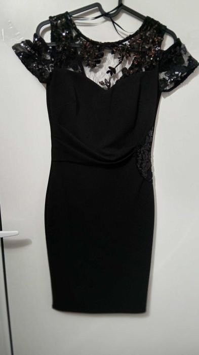 Черна рокля с дантелени акценти – Lipsy London