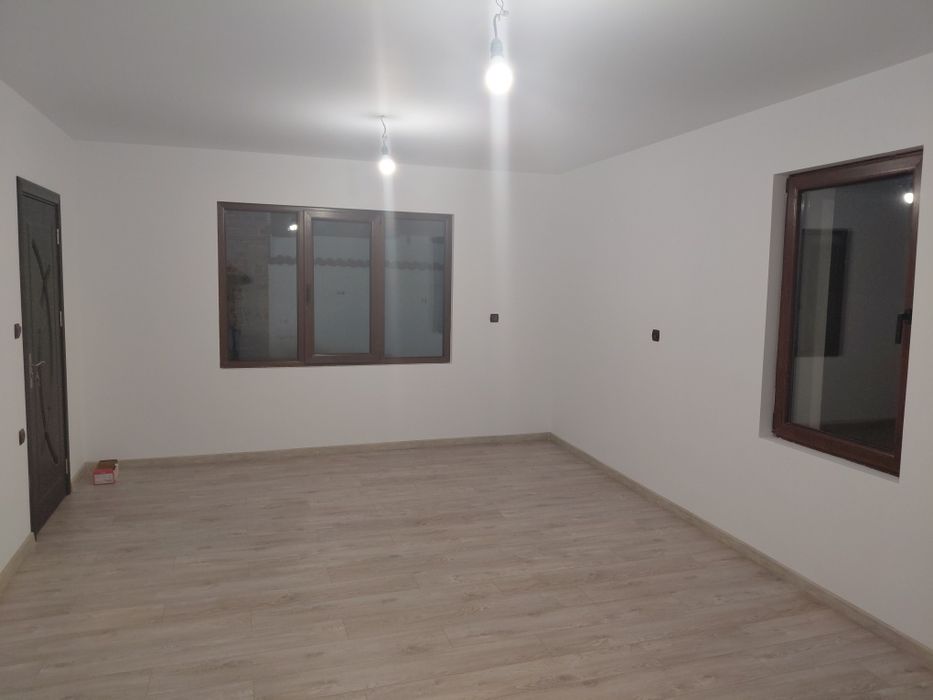 Къща с двор и гараж