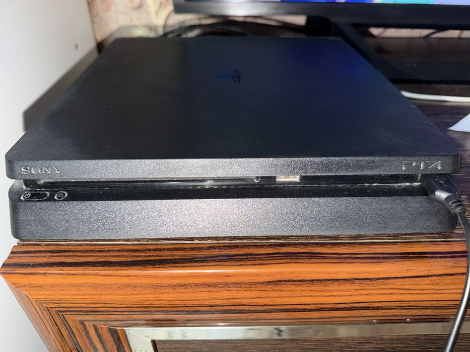 Продам Sony PlayStation 4