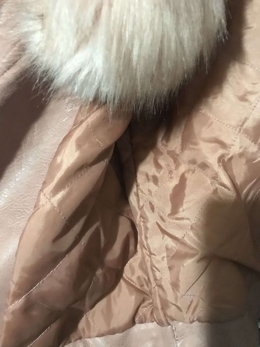 Geaca piele eco cu blana, culoare roz pudrăsi pantaloni